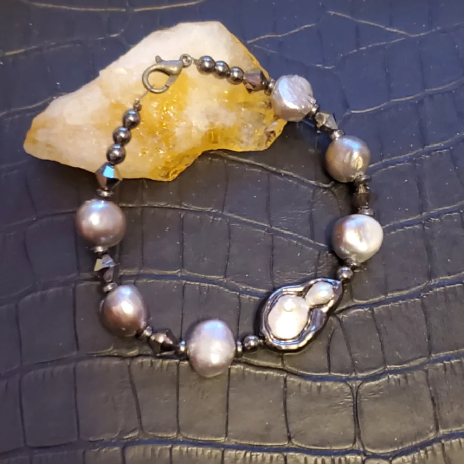 Pearlized In Gunmetal bracelet
